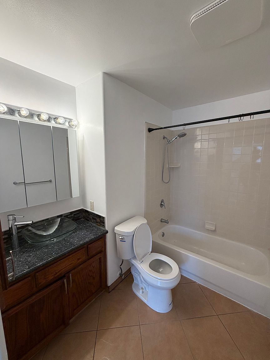 1640 Parkdale Way photo 4
