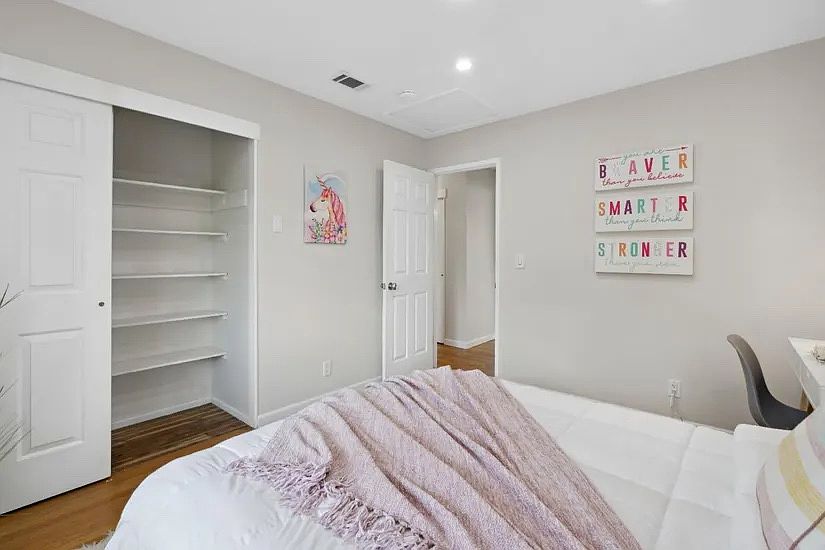 5207 Elrose Ave photo 2