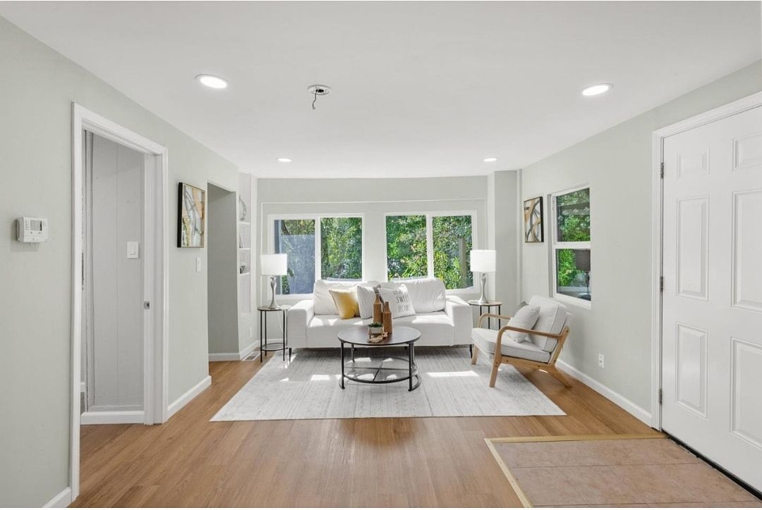 19046 Laurel Dr photo 3
