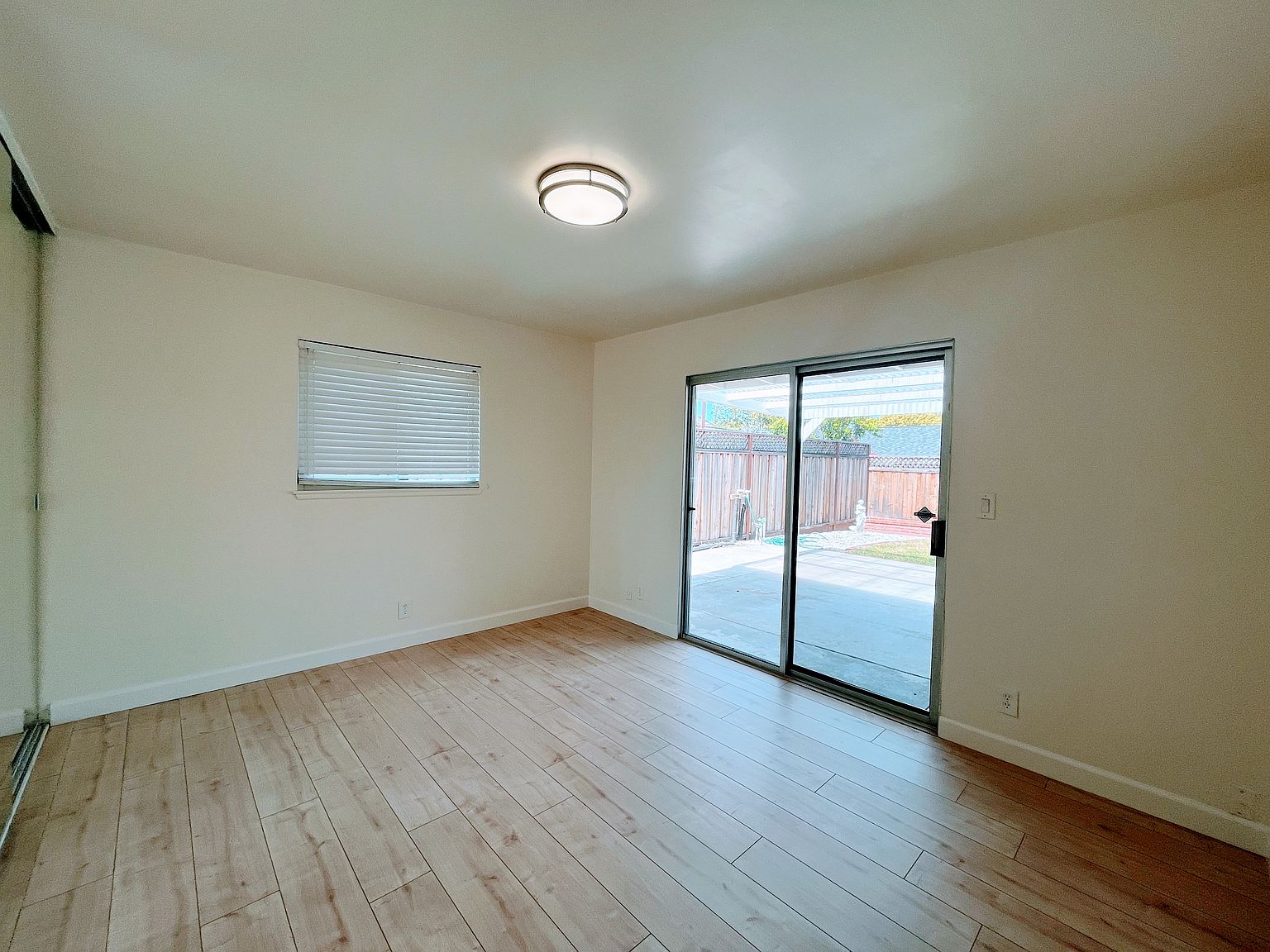 5586 Vassar Dr photo 3