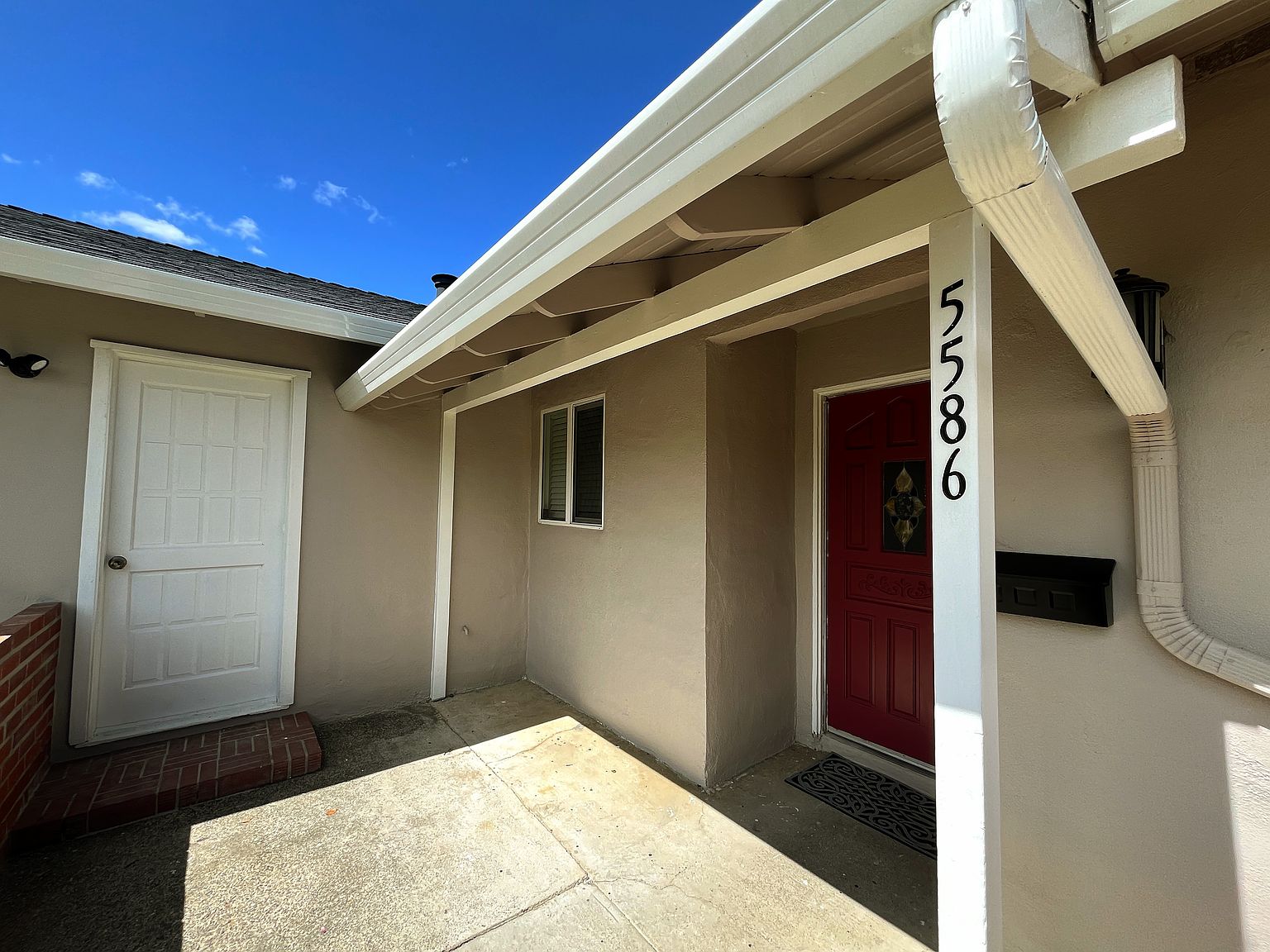 5586 Vassar Dr photo 2