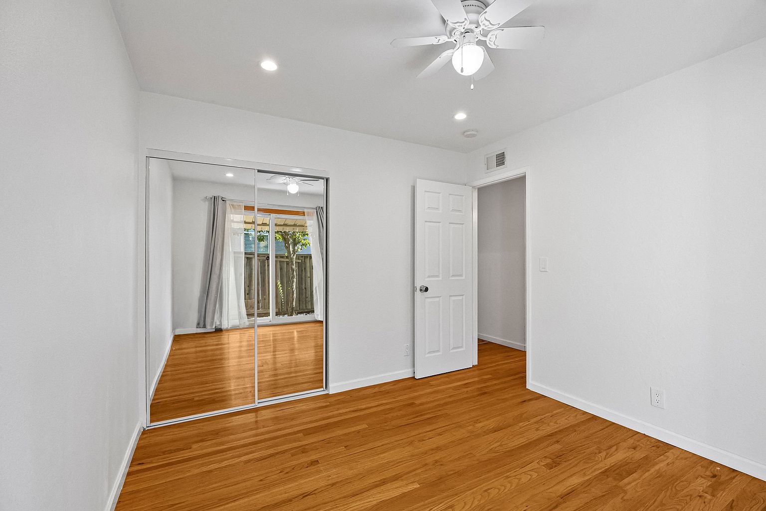5697 Meridian Ave photo 3