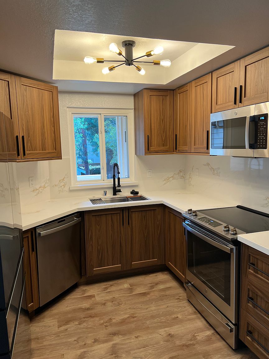 1094 Cedar Gables Dr photo 2