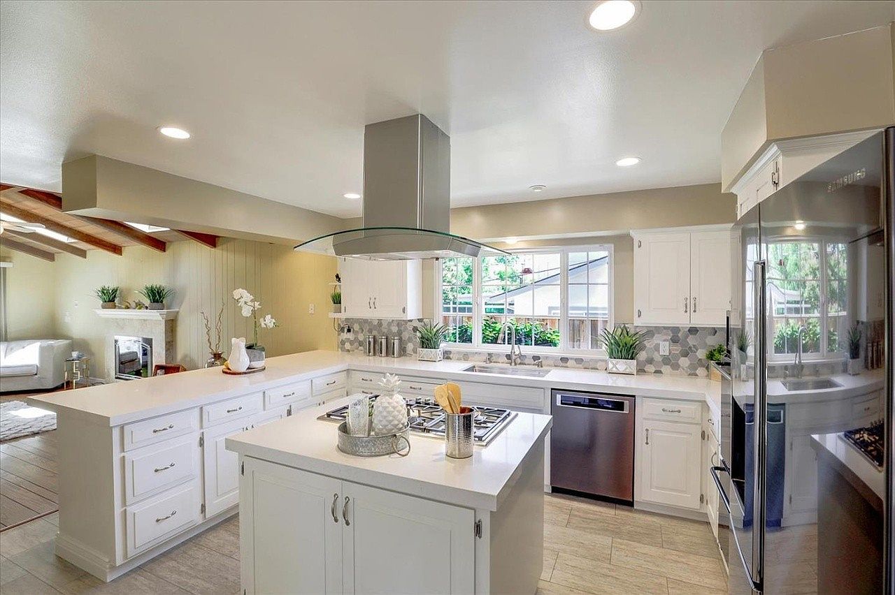 1579 Montellano Dr photo 2