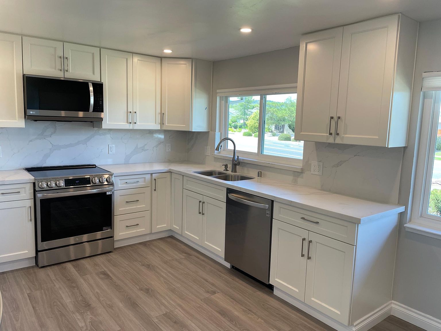 6572 Crown Blvd photo 4