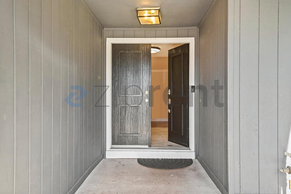 2822 Deerwood Dr photo 5