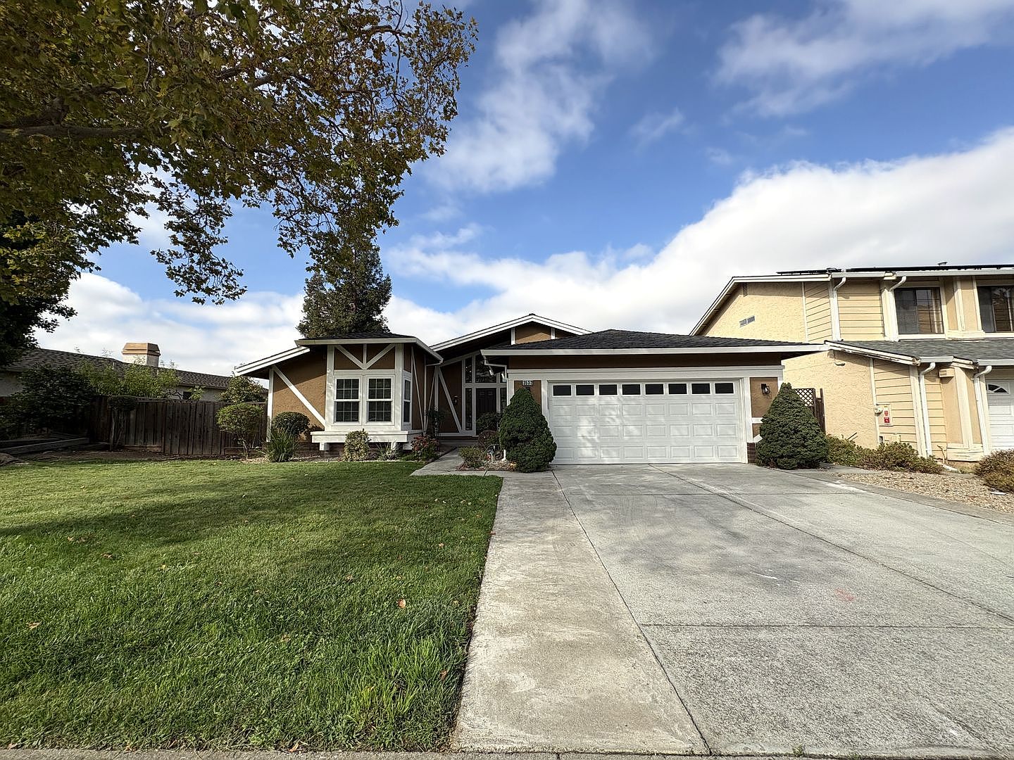 3532 Rollingside Dr