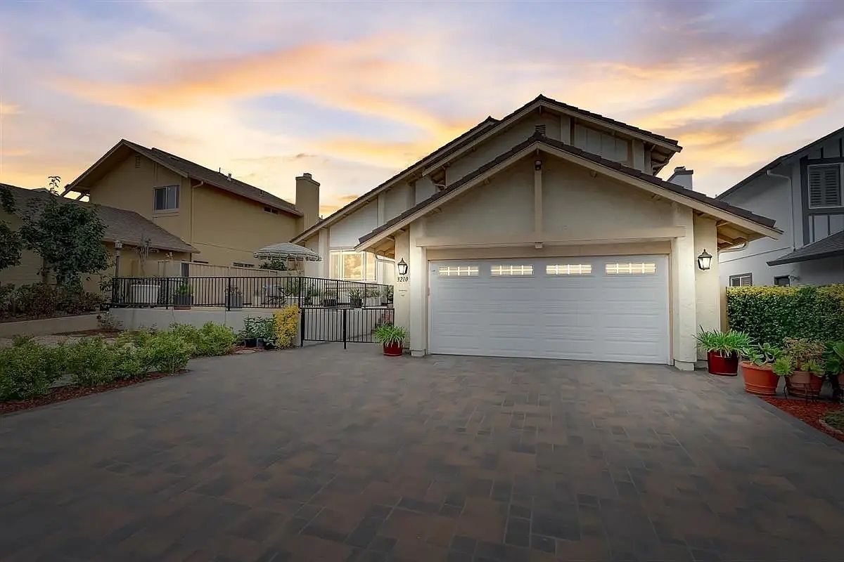 3210 Gatelight Ct photo 2