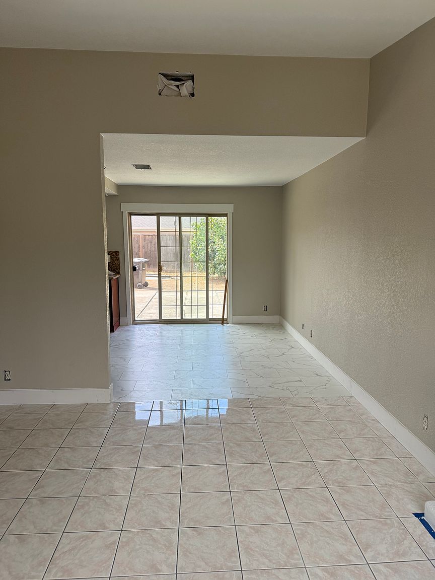 1573 Redfield Ct photo 4