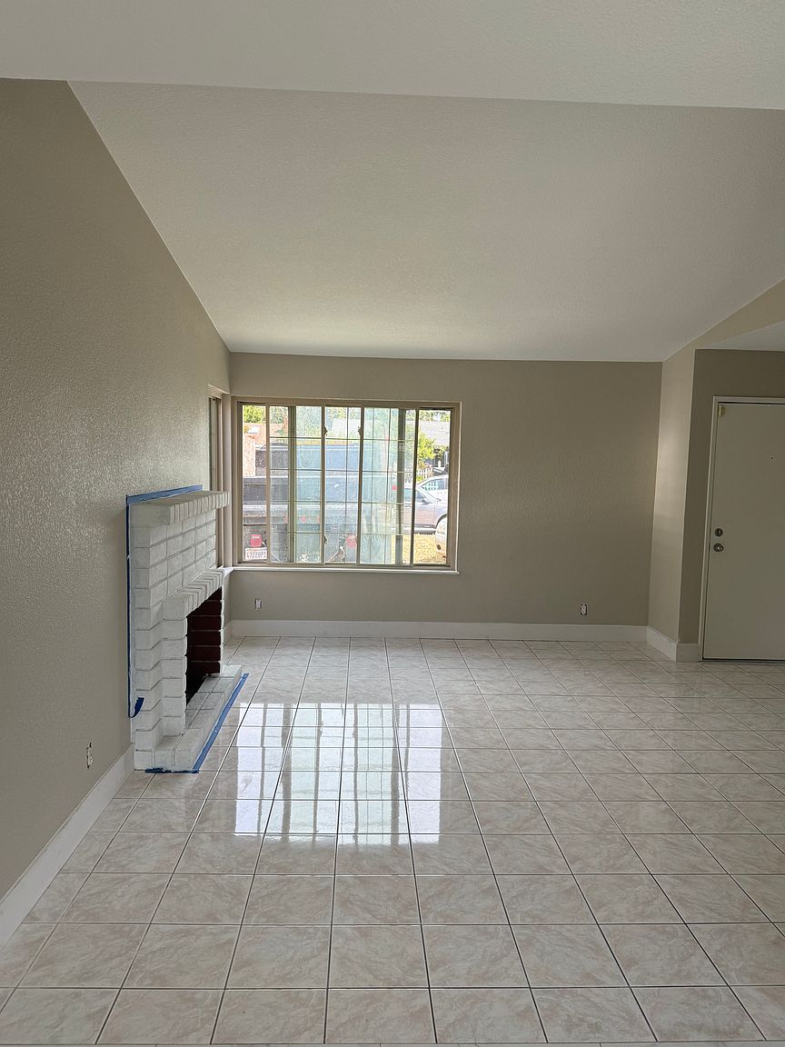 1573 Redfield Ct photo 3