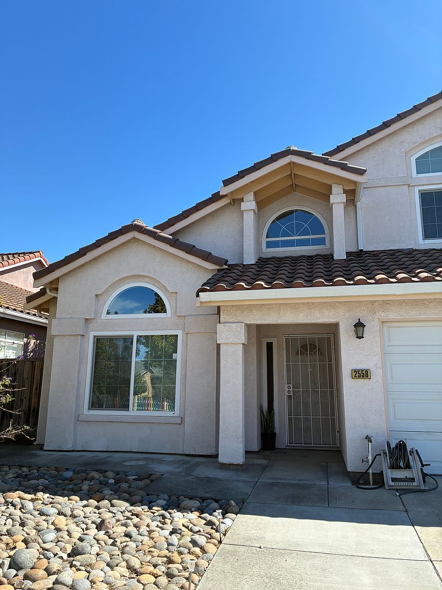 2558 Clarebank Way photo 3