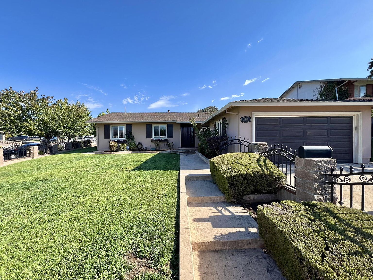 2494 Lone Oak Dr photo 5