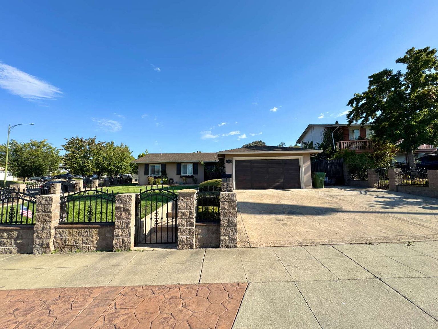 2494 Lone Oak Dr photo 2