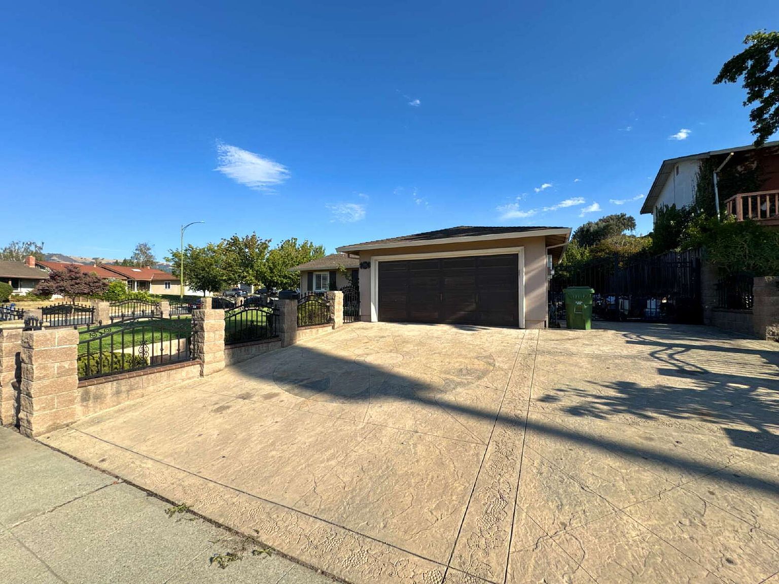 2494 Lone Oak Dr photo 4