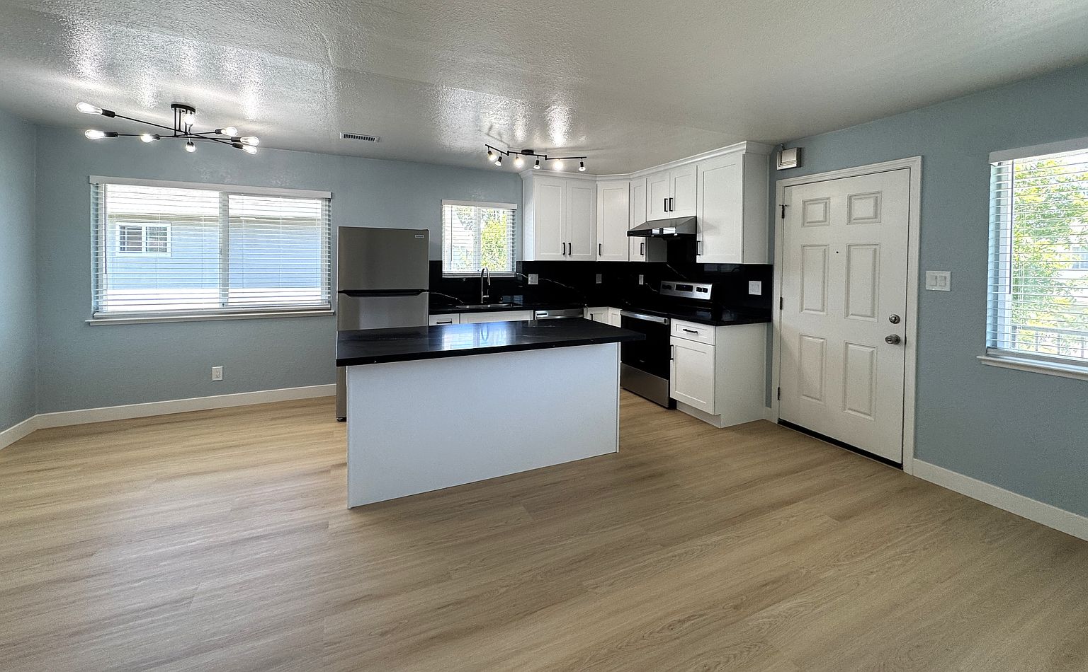 5572 Judith St photo 2