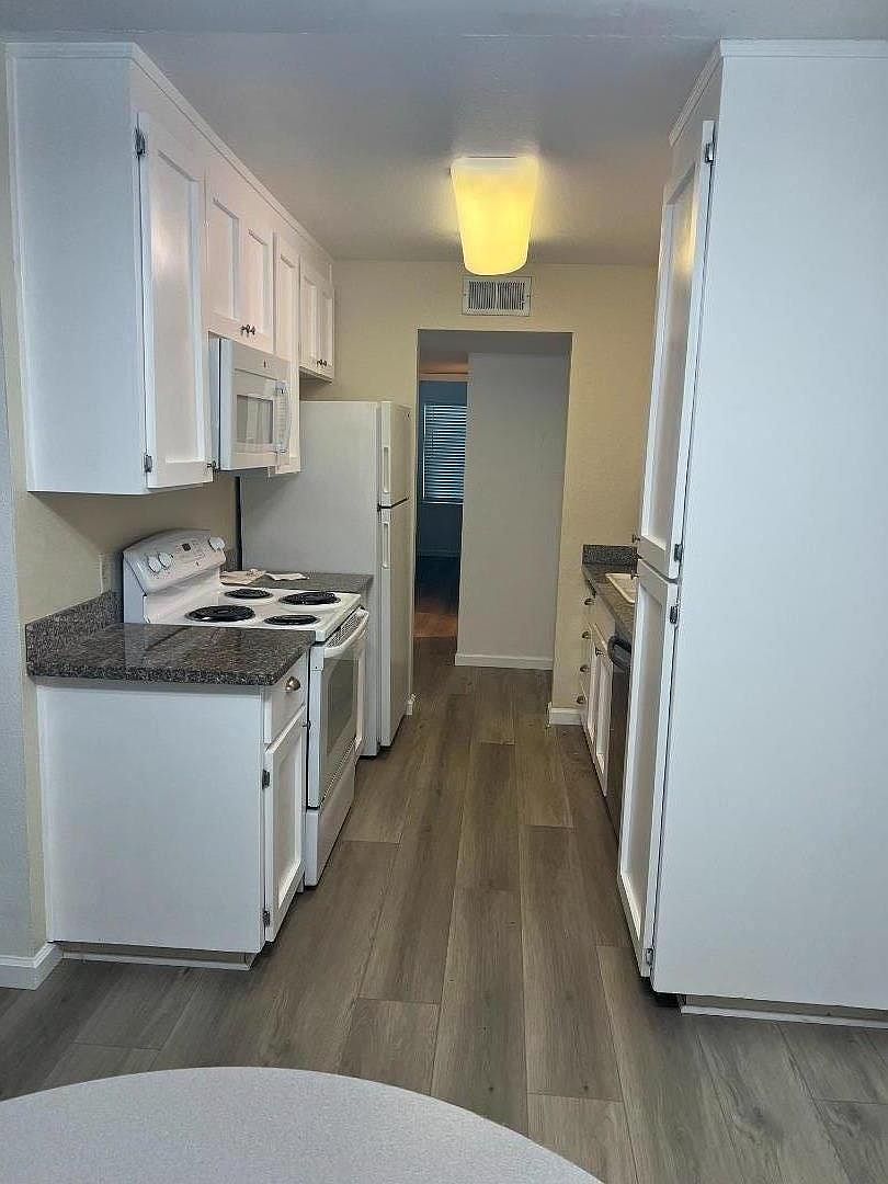 2BR/2BA Condo on Tradewinds Dr · San Jose