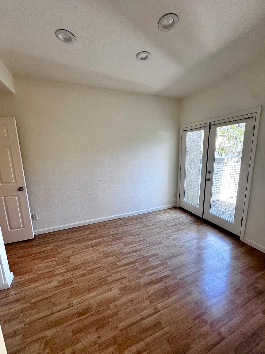 918 Owens Lake Dr photo 4