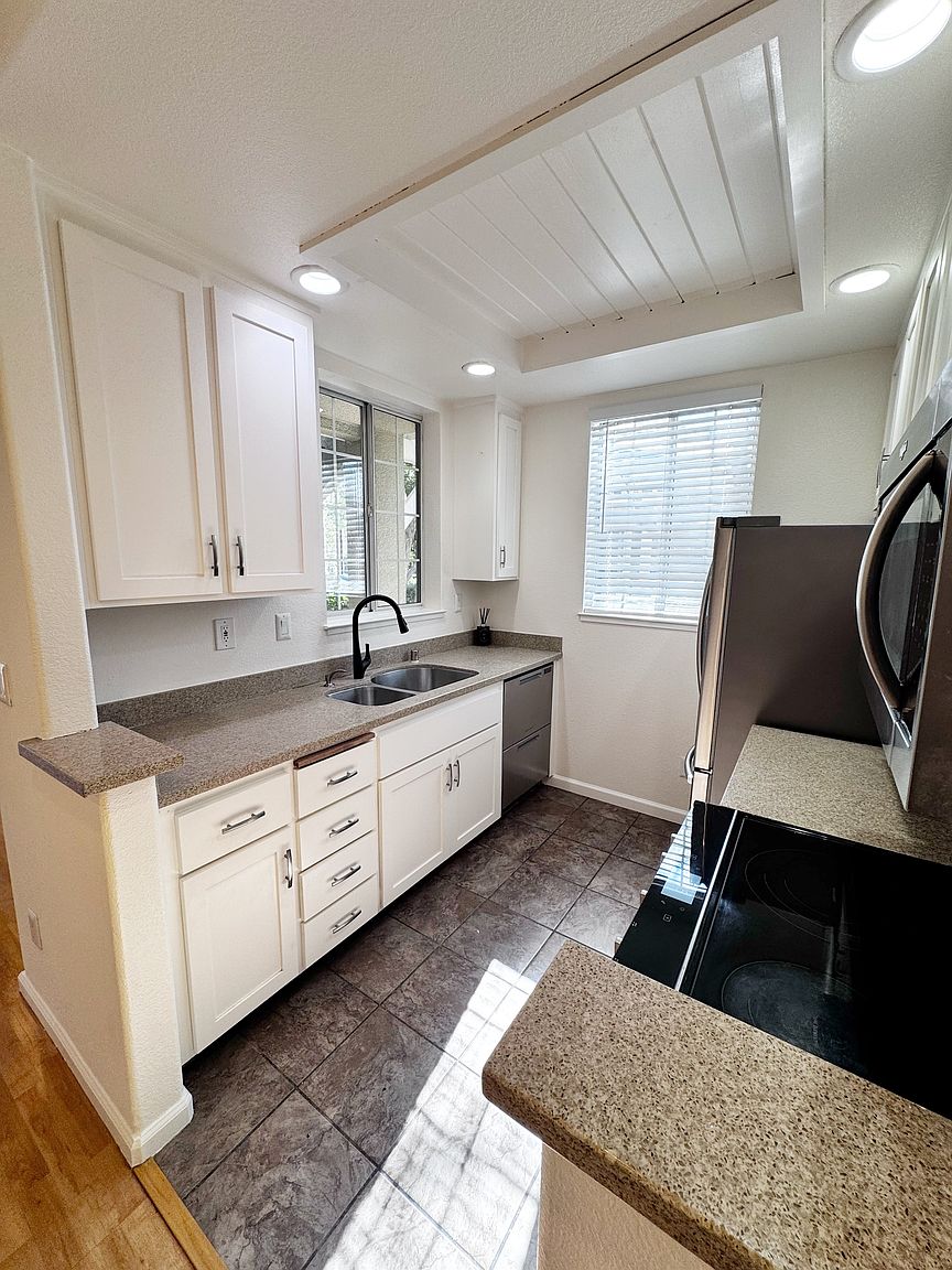 918 Owens Lake Dr photo 2