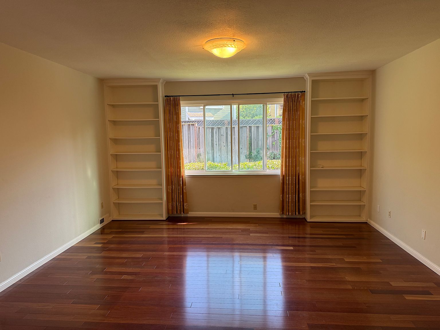 1072 Fleetwood Dr photo 3