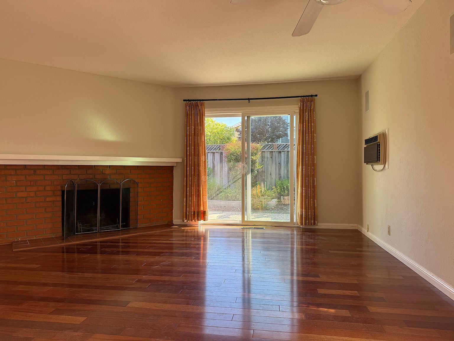 1072 Fleetwood Dr photo 4