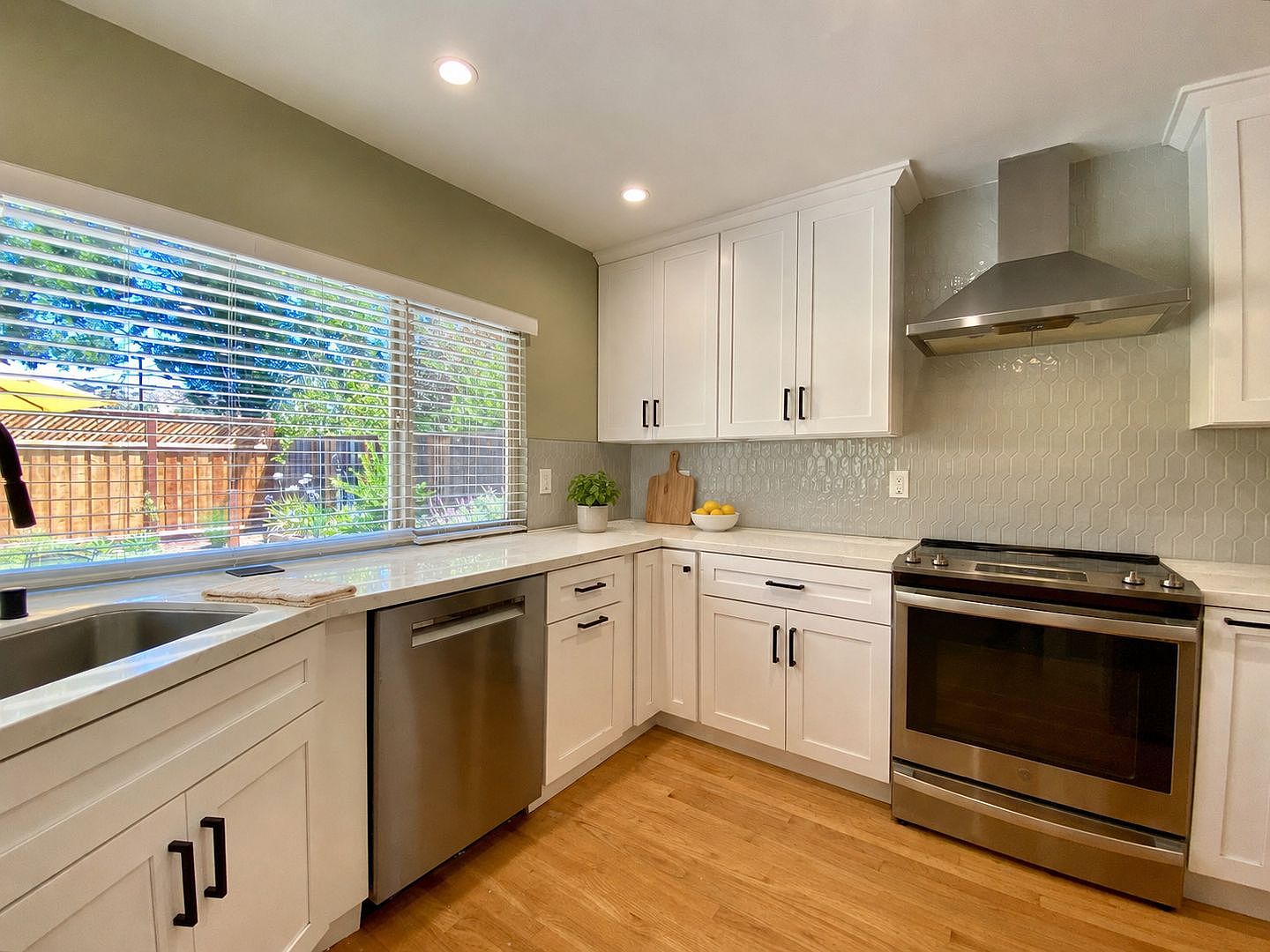 1031 Mount Carmel Dr photo 5
