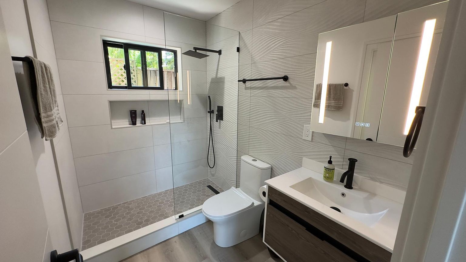 1014 Akio Way photo 5
