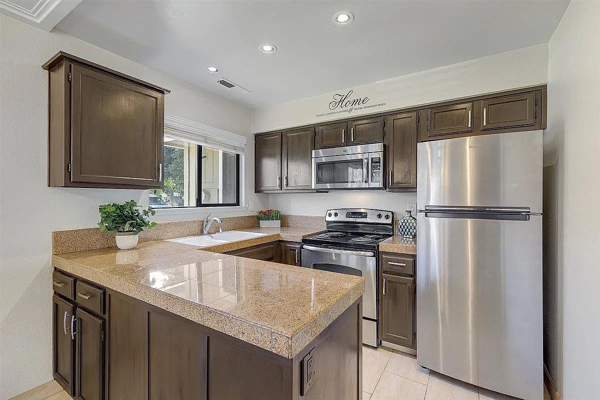 405 Creekside Ln photo 2