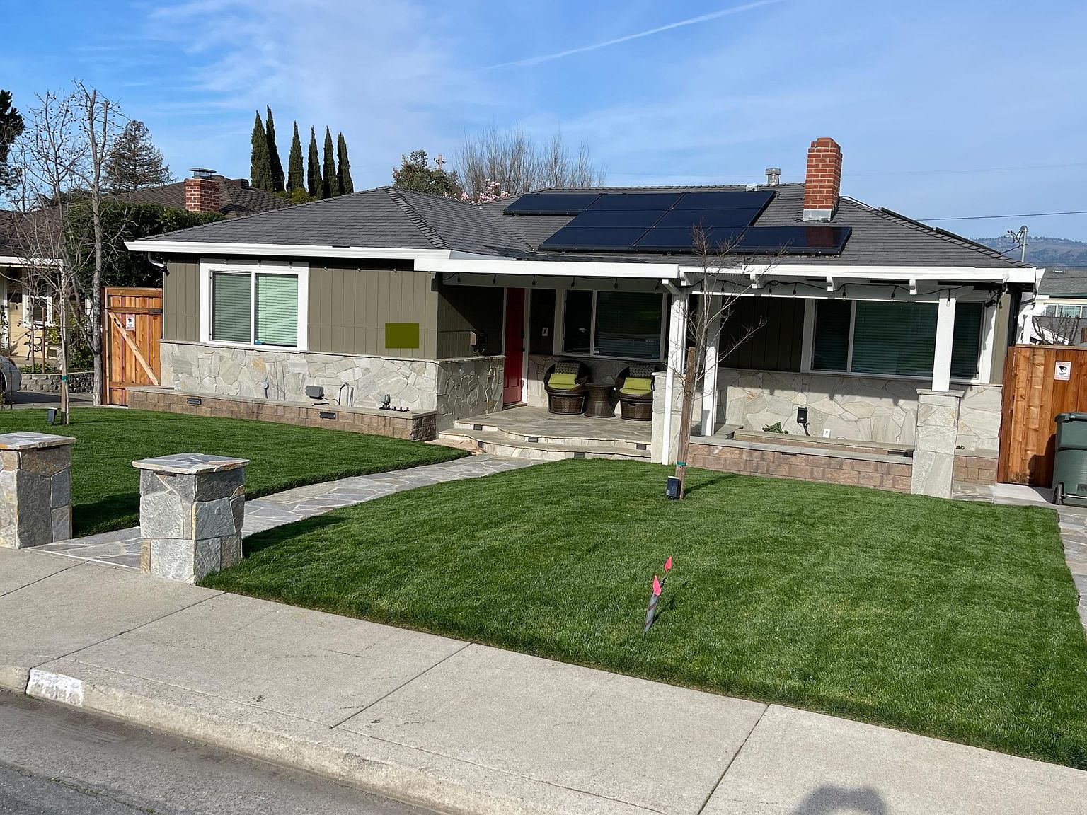 555 Claremont Dr photo 2
