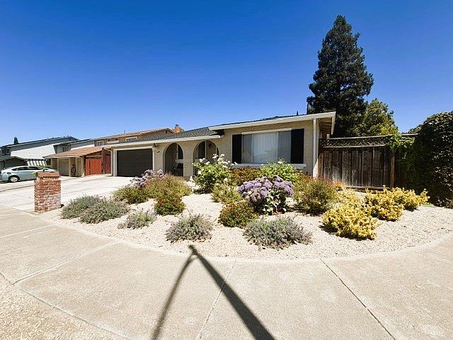 4BR/2BA Single Family House on Church St · Gilroy photo 2