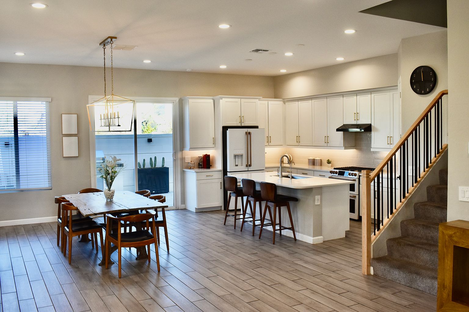 4864 E Village Dr photo 3