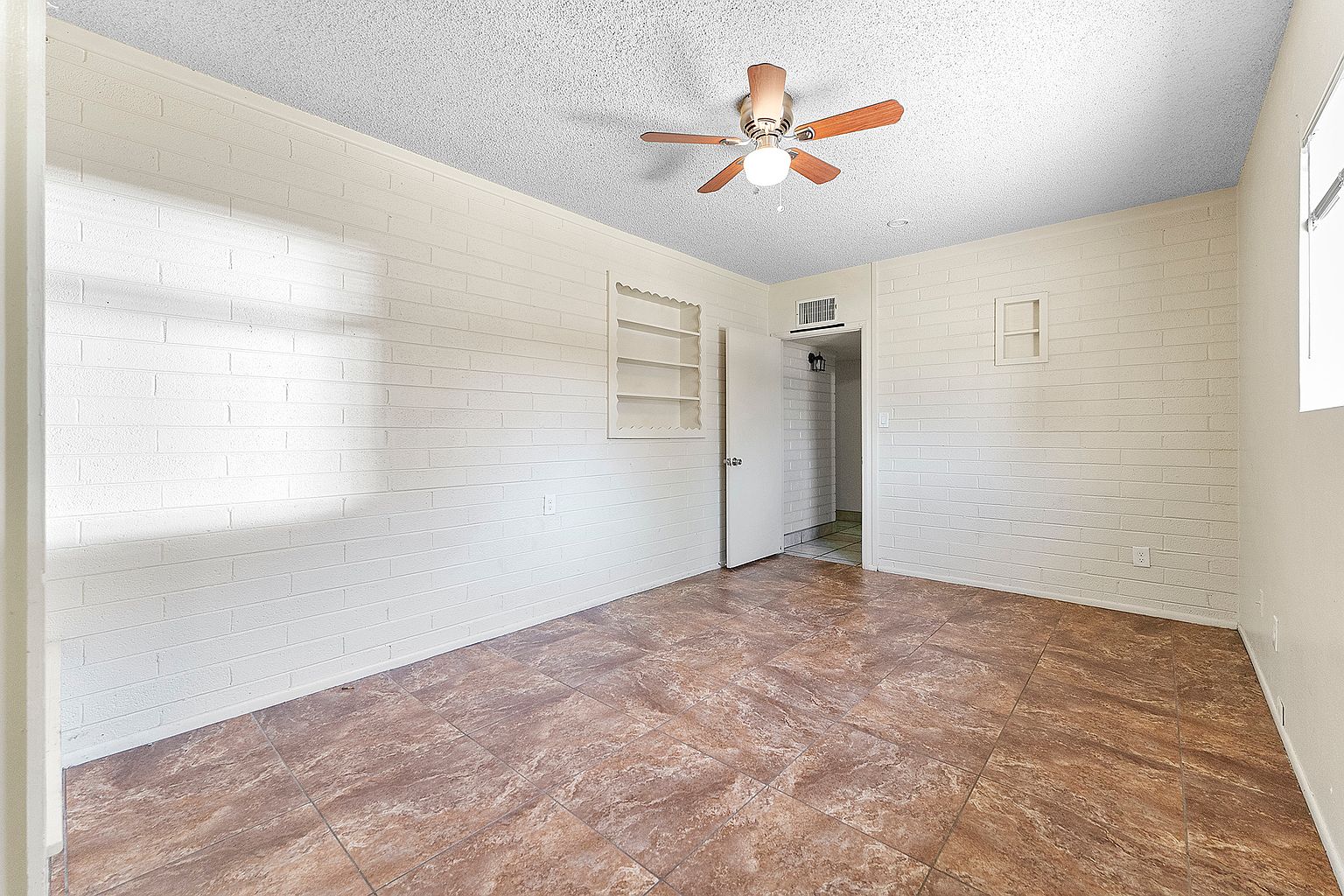 535 S Temple St Room 3 photo 5