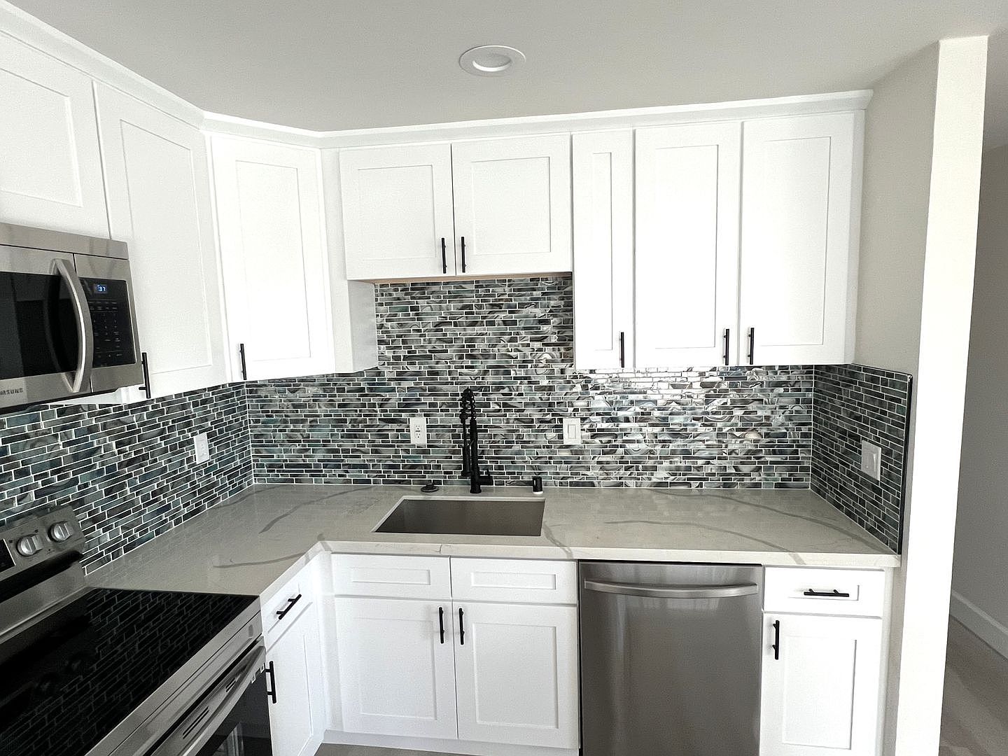 3 beds  2.0 baths (925 sqft) photo 2