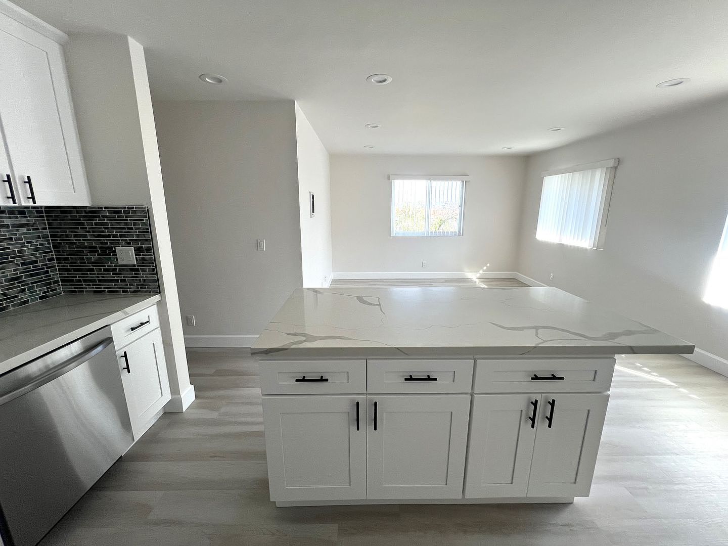 3 beds  2.0 baths (925 sqft) photo 4