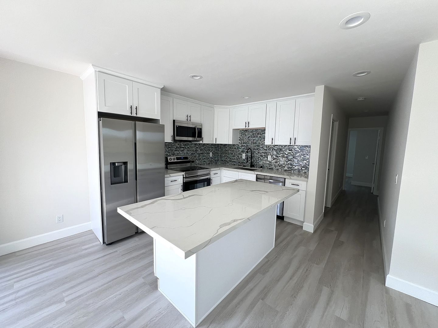 3 beds  2.0 baths (925 sqft) photo 3