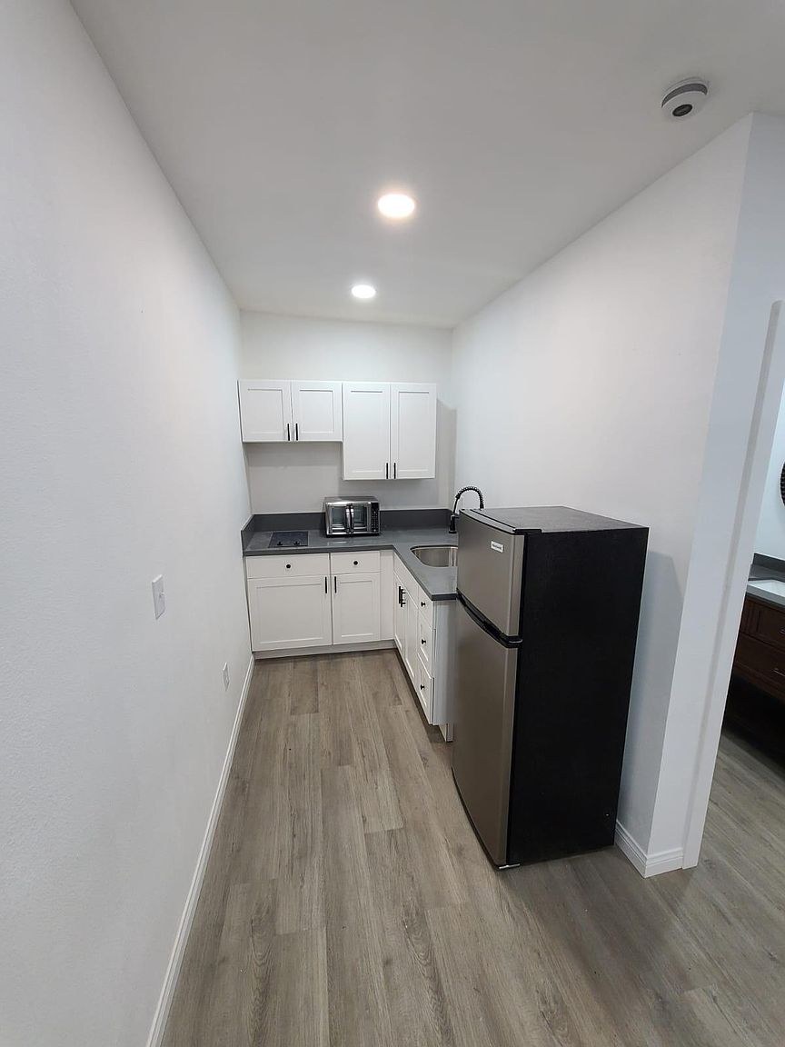 427 E Moss St photo 3