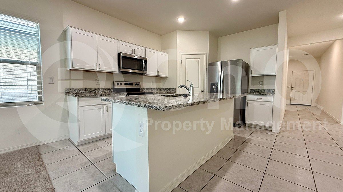 10962 N 165th Ave photo 4