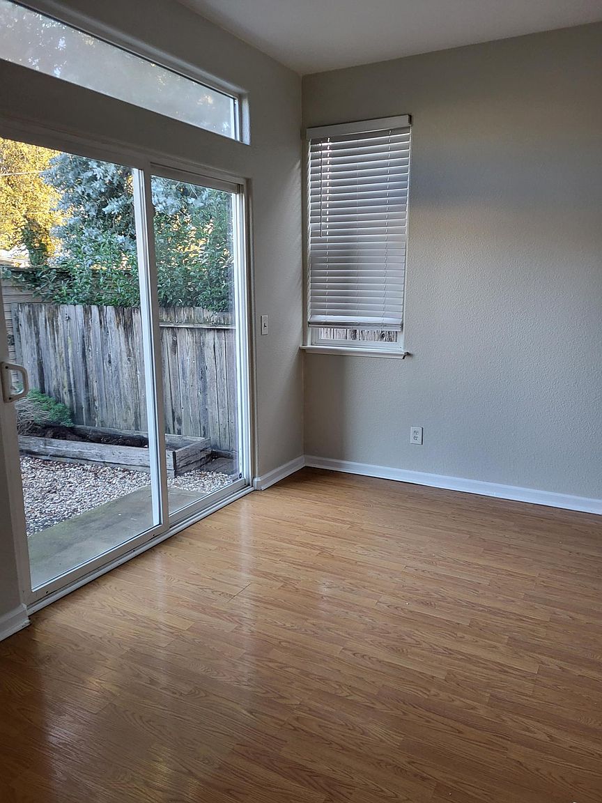 114 Esposti Meadows Way photo 3