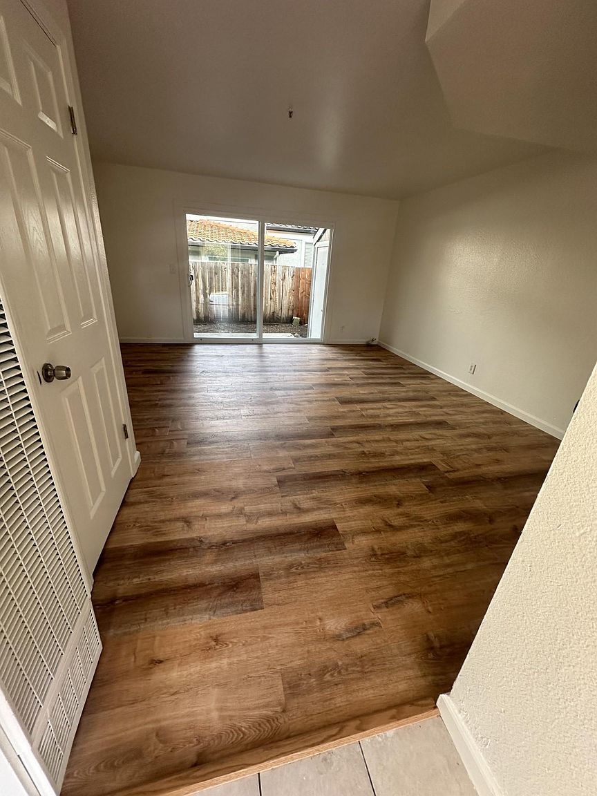 1821 Hill Ave photo 4