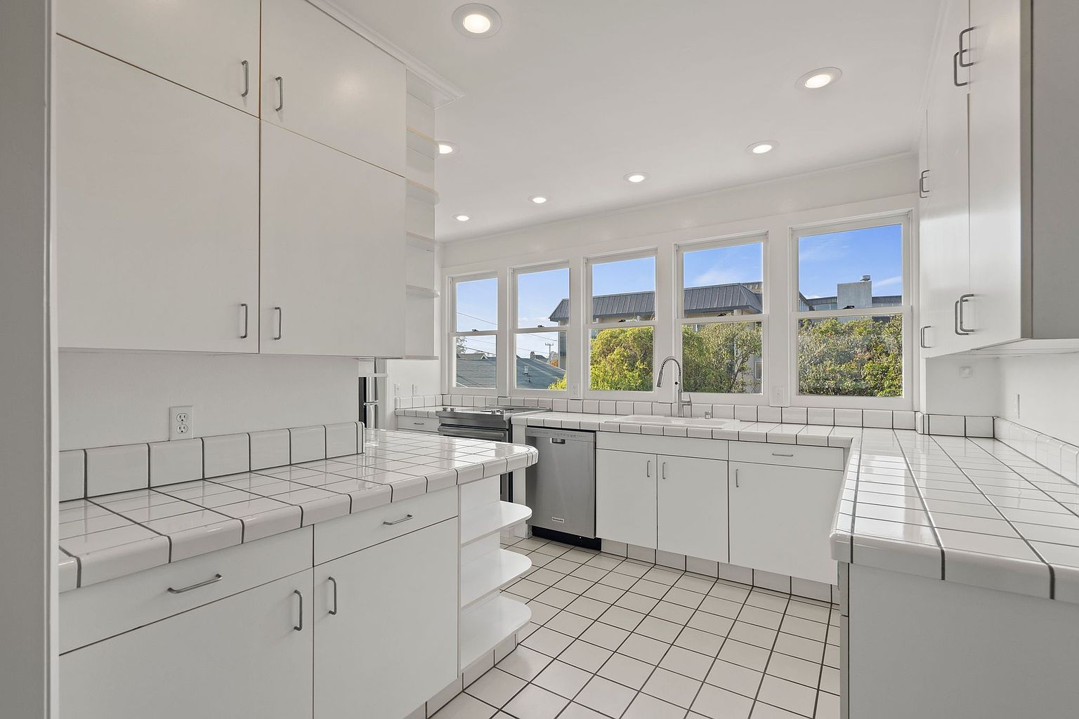1703 E Cliff Dr photo 2
