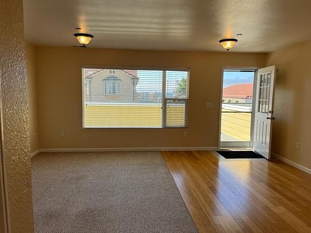 2BR/1BA Single Family House on Palmetto Ave · Pacifica photo 2