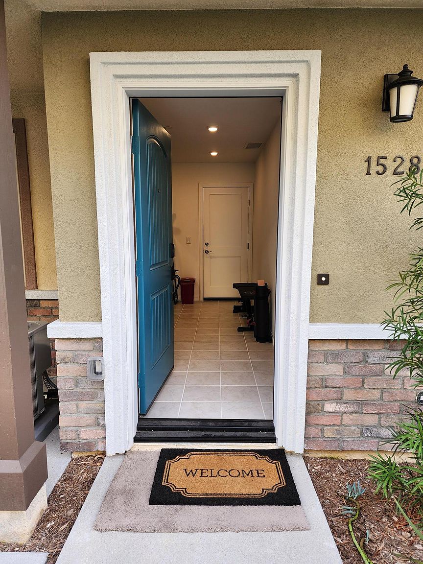 1528 Redbud Way photo 2
