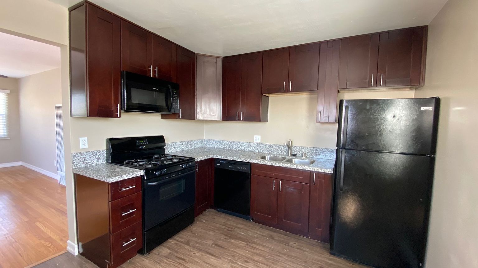 1 beds  1.0 baths photo 3