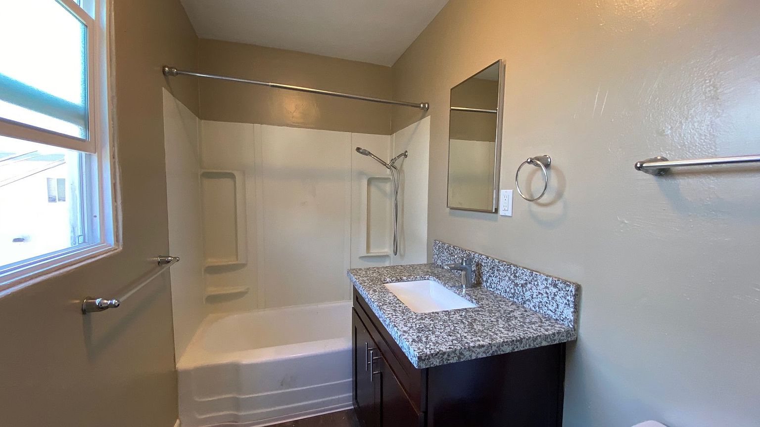 1 beds  1.0 baths photo 4