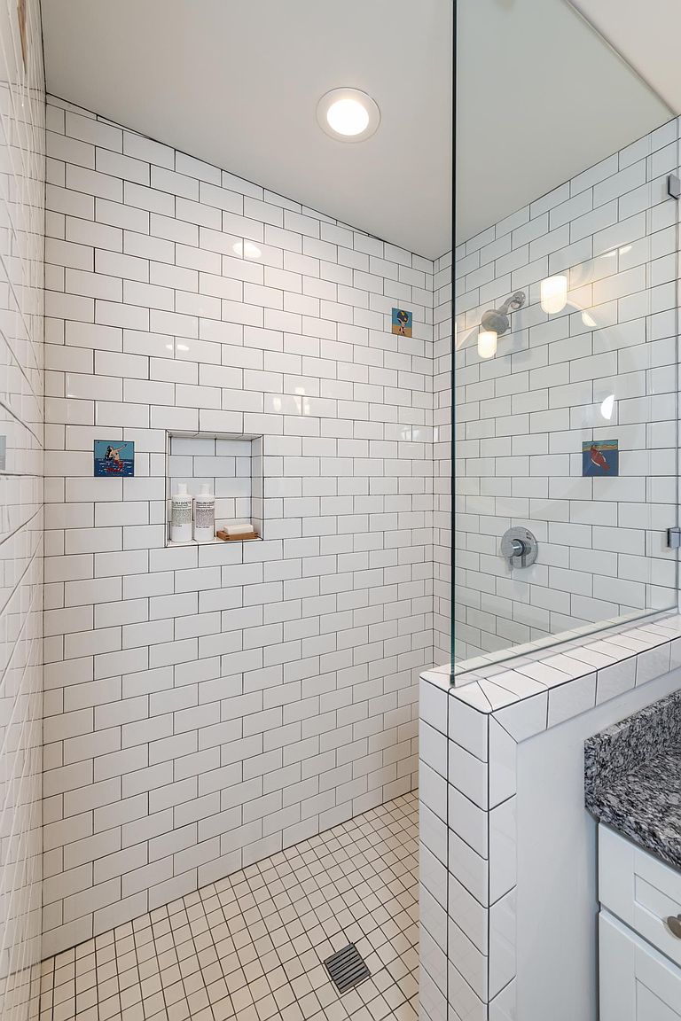 115A Hebard St photo 3