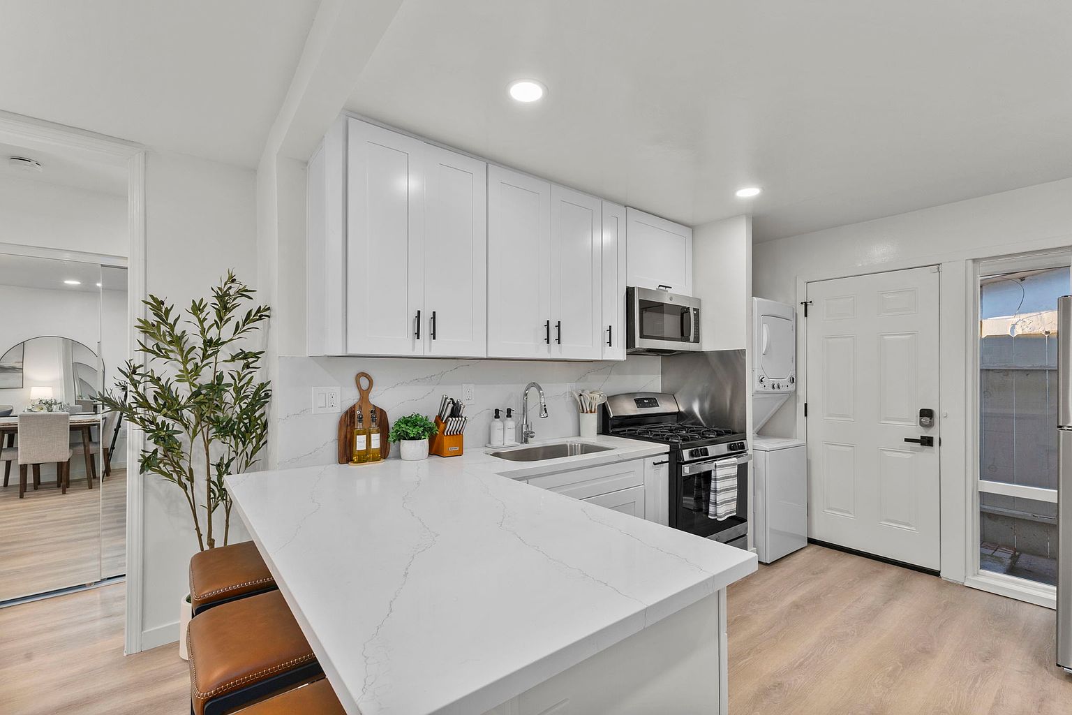 4440 Clairemont Dr photo 2