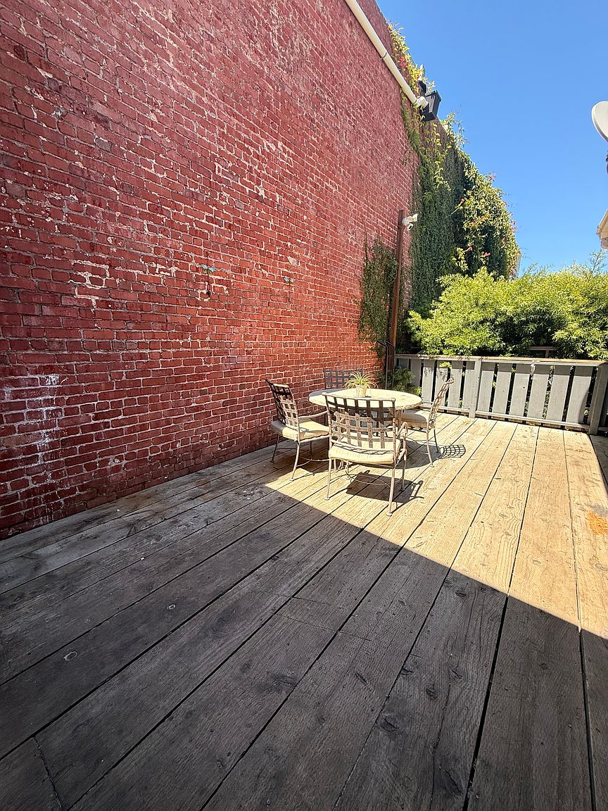 130 Railroad Ave photo 2