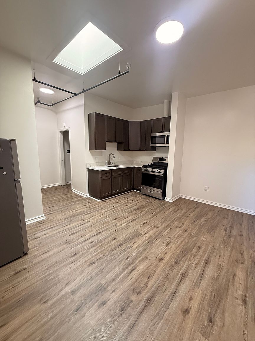 130 Railroad Ave photo 4