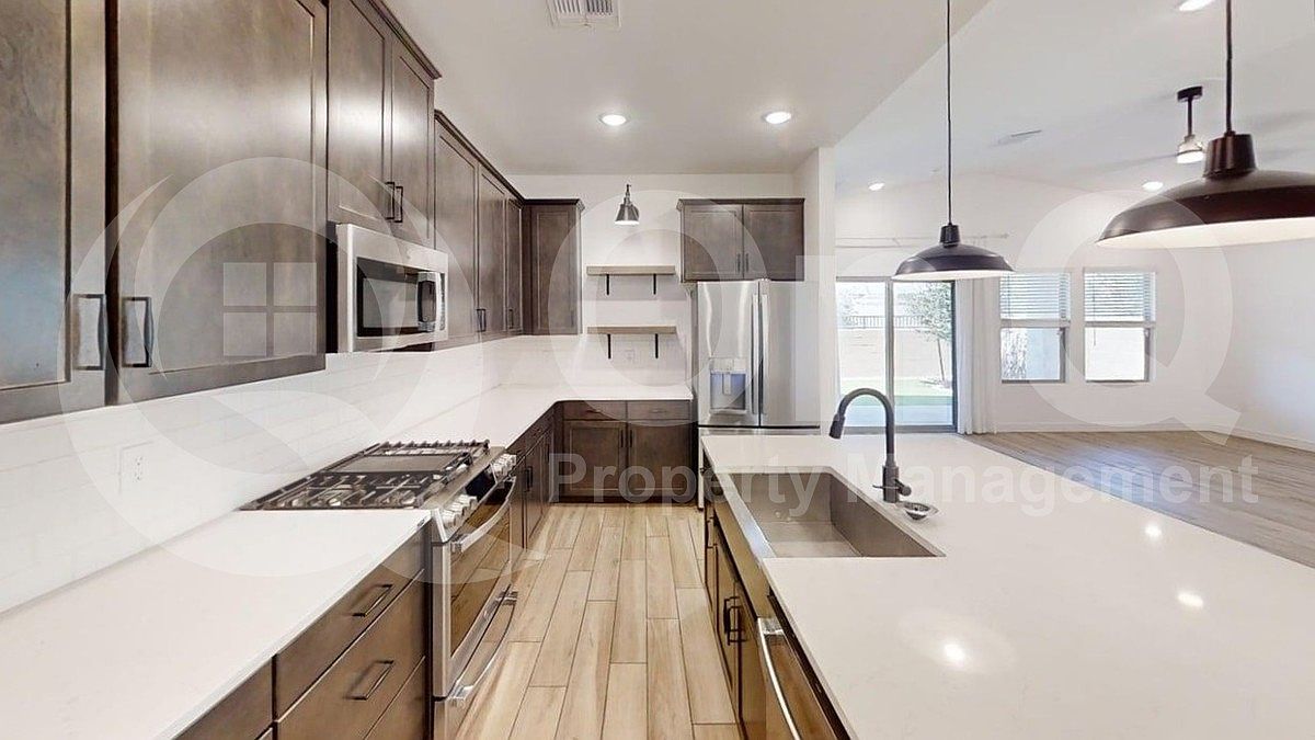 3026 W Straight Arrow Ln photo 2