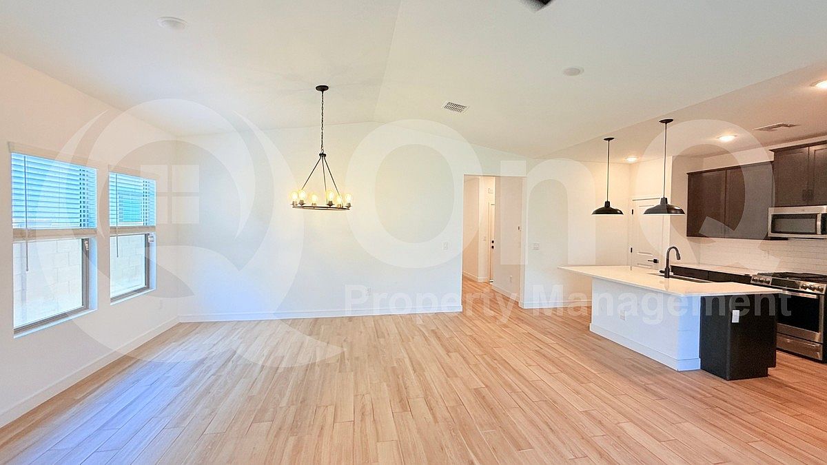 3026 W Straight Arrow Ln photo 4