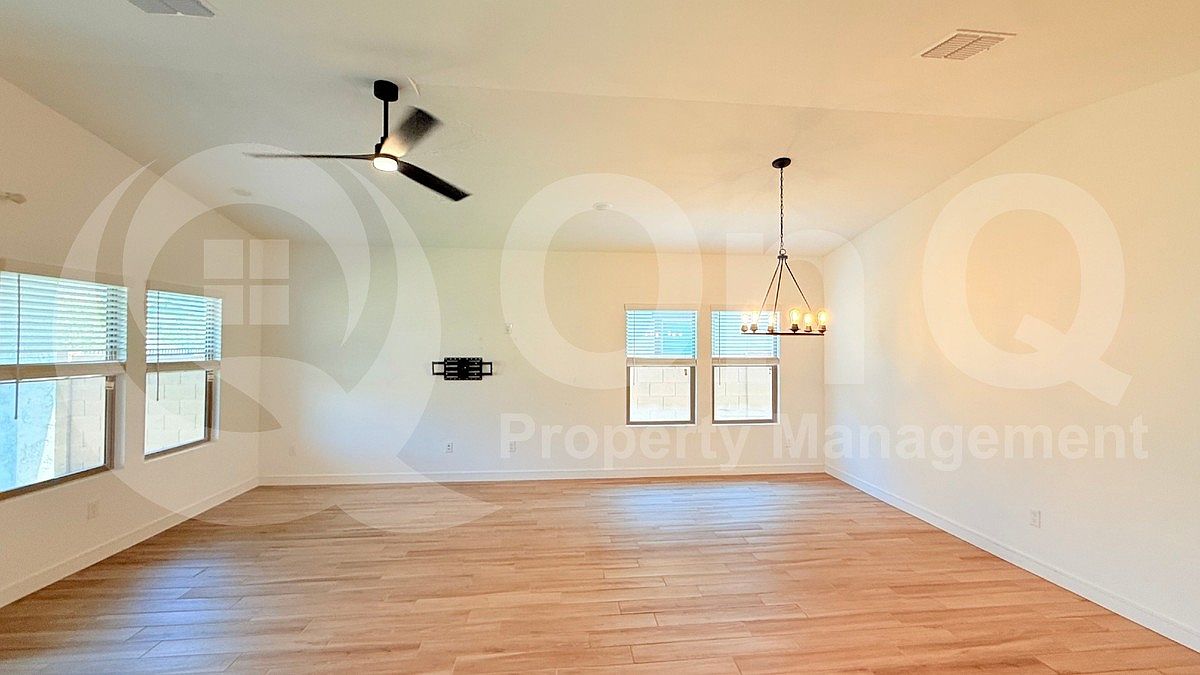 3026 W Straight Arrow Ln photo 5